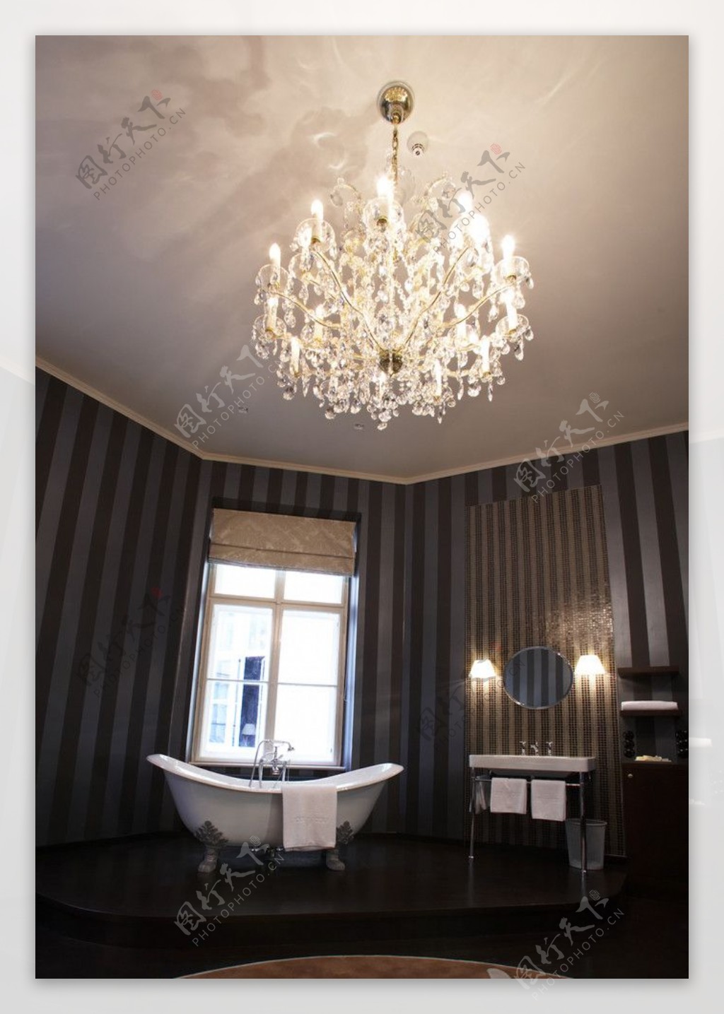 浴室室内设计浴缸水晶吊灯黑白调子图片