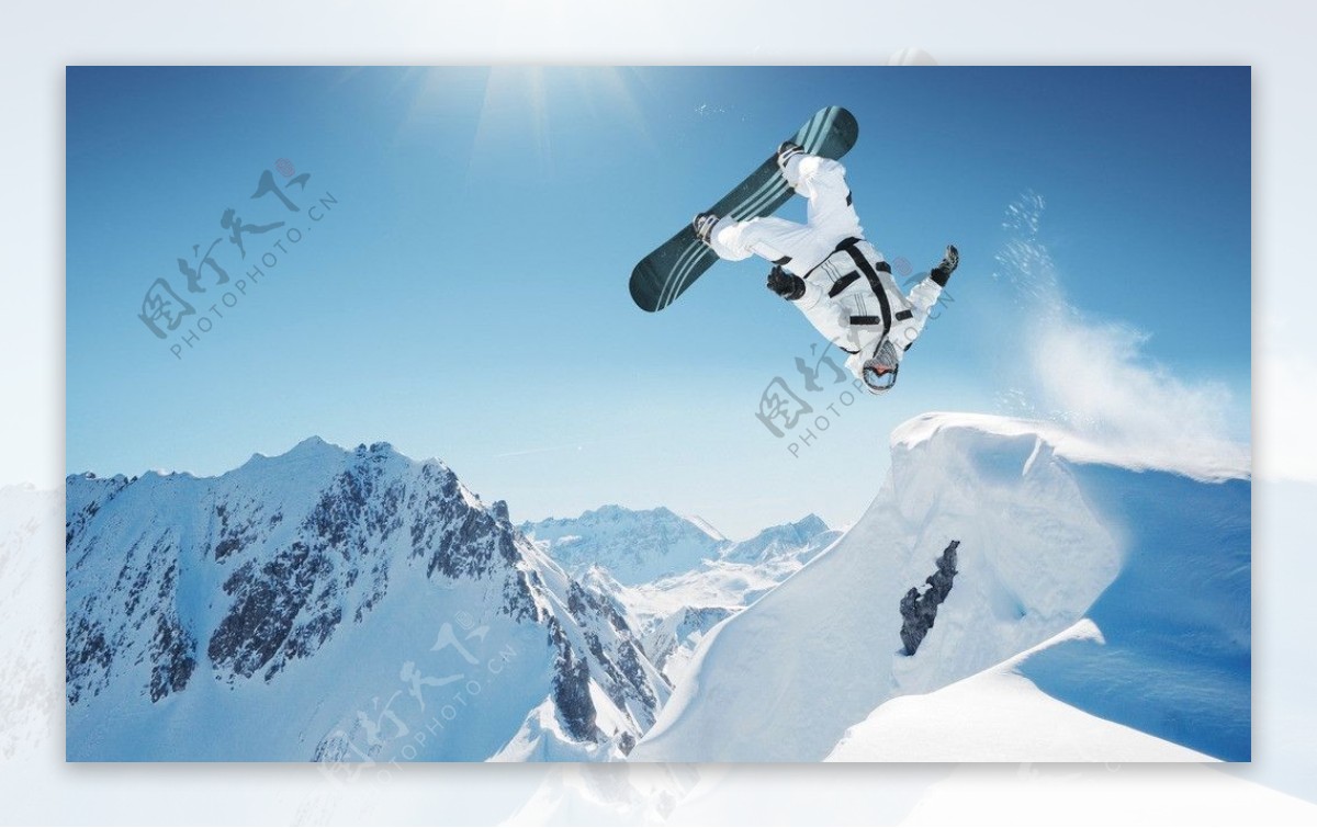 腾空的滑雪者图片