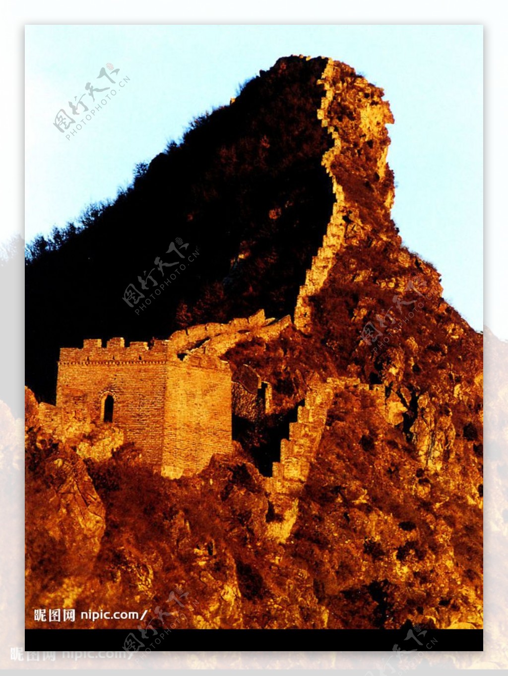 修建在险峻的山脊上的城墙图片