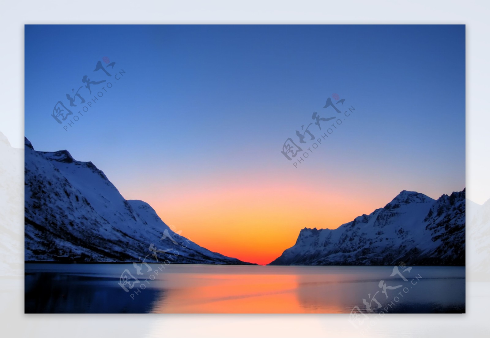 日落时北极的雪山图片