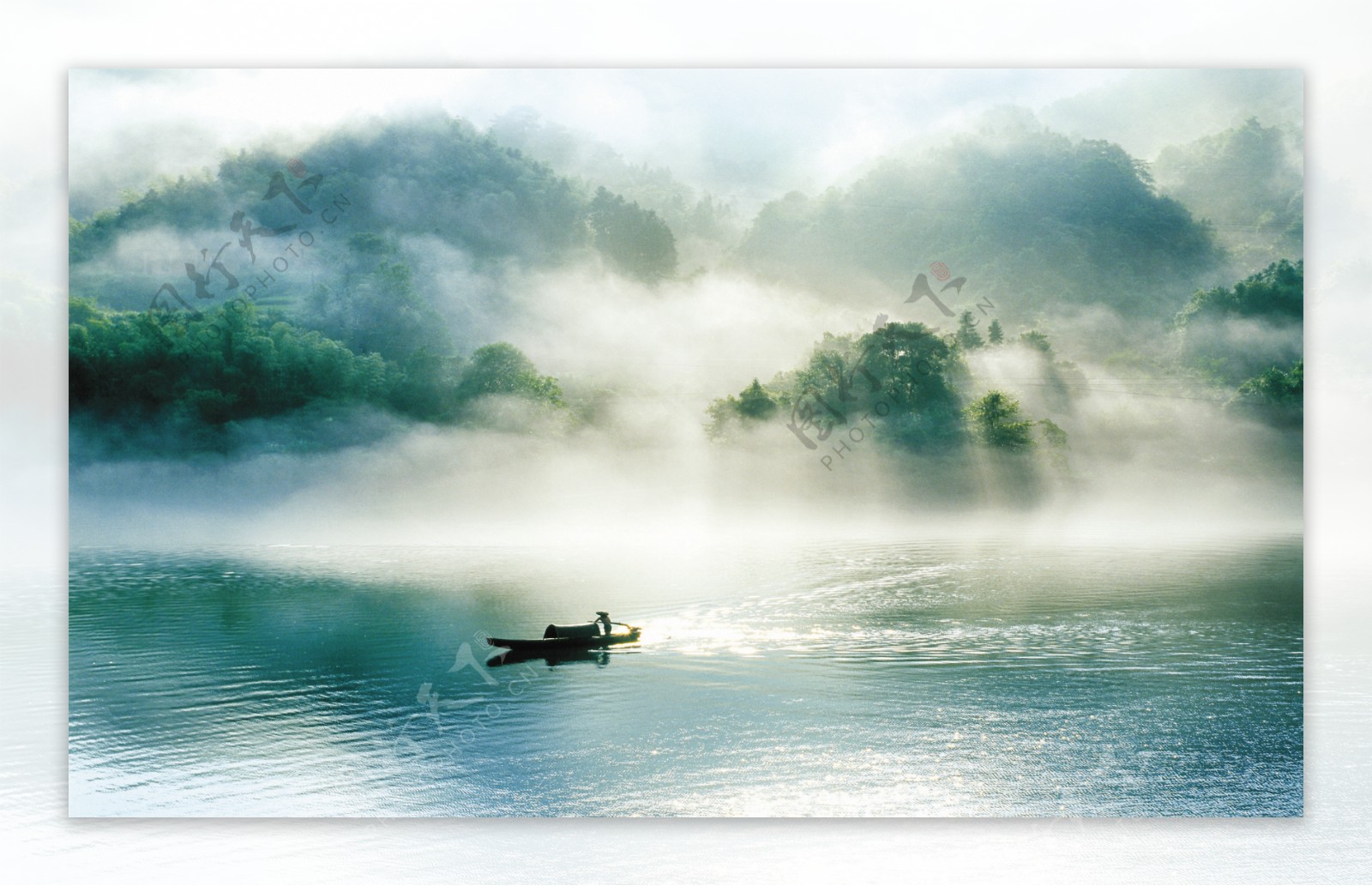 中国风江边晨雾图片