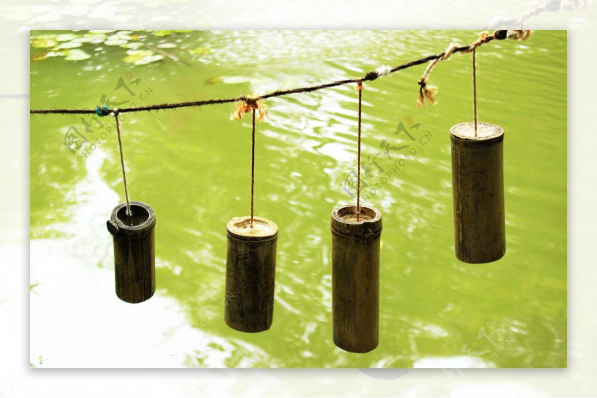 水面悬挂的竹筒图片