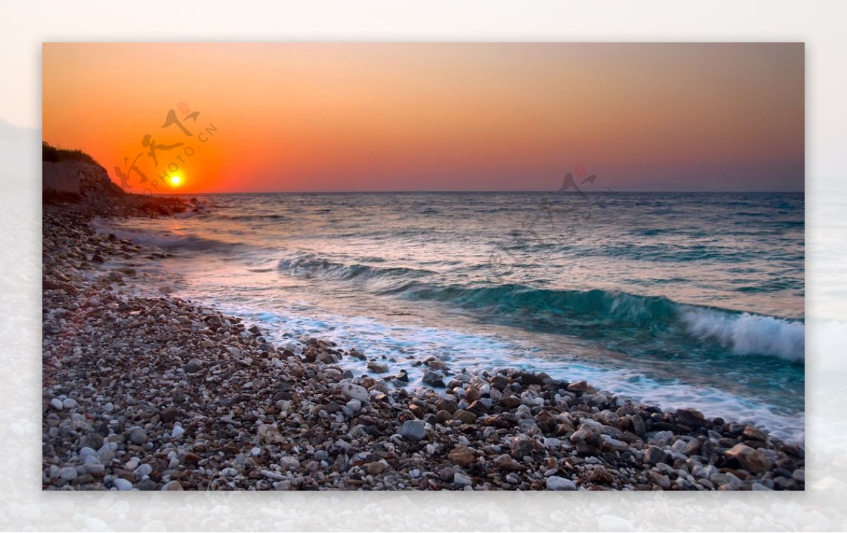 夕阳碎石海滩图片