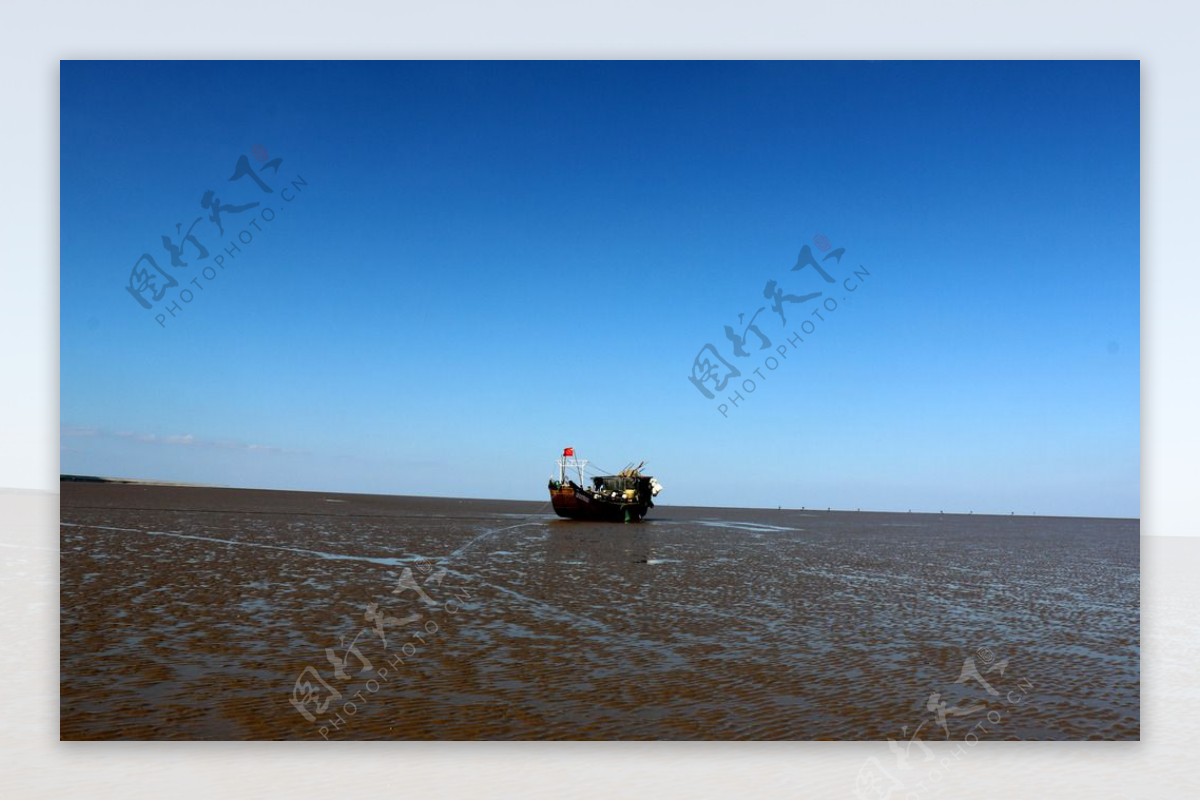 滩涂上的渔船图片