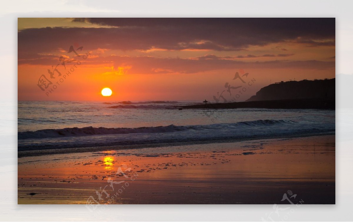 日落时分冲浪图片