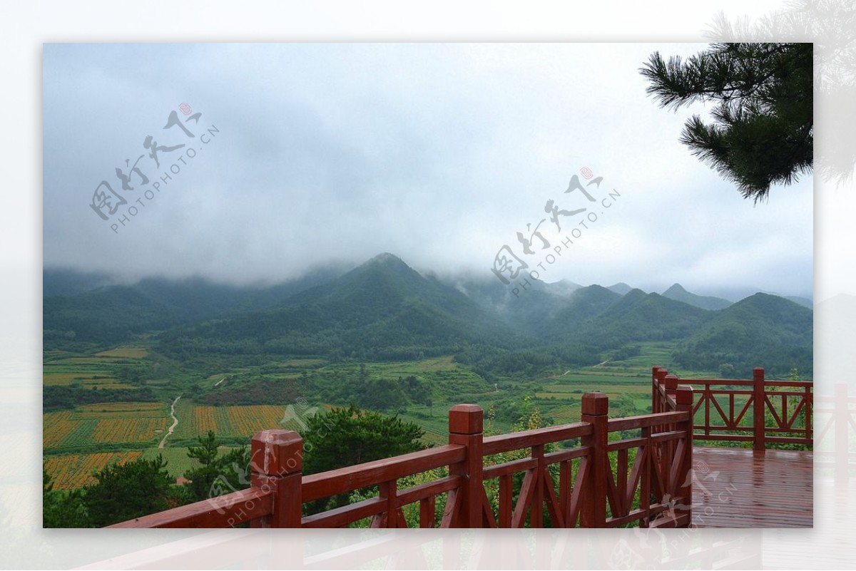 雨雾中的山脉图片