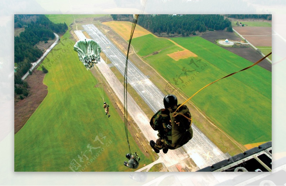 跳伞空中大地草地树木公路伞台伞包图片