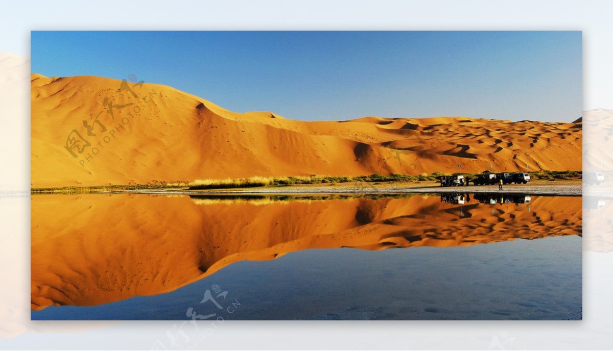 沙漠湖泊倒影图片