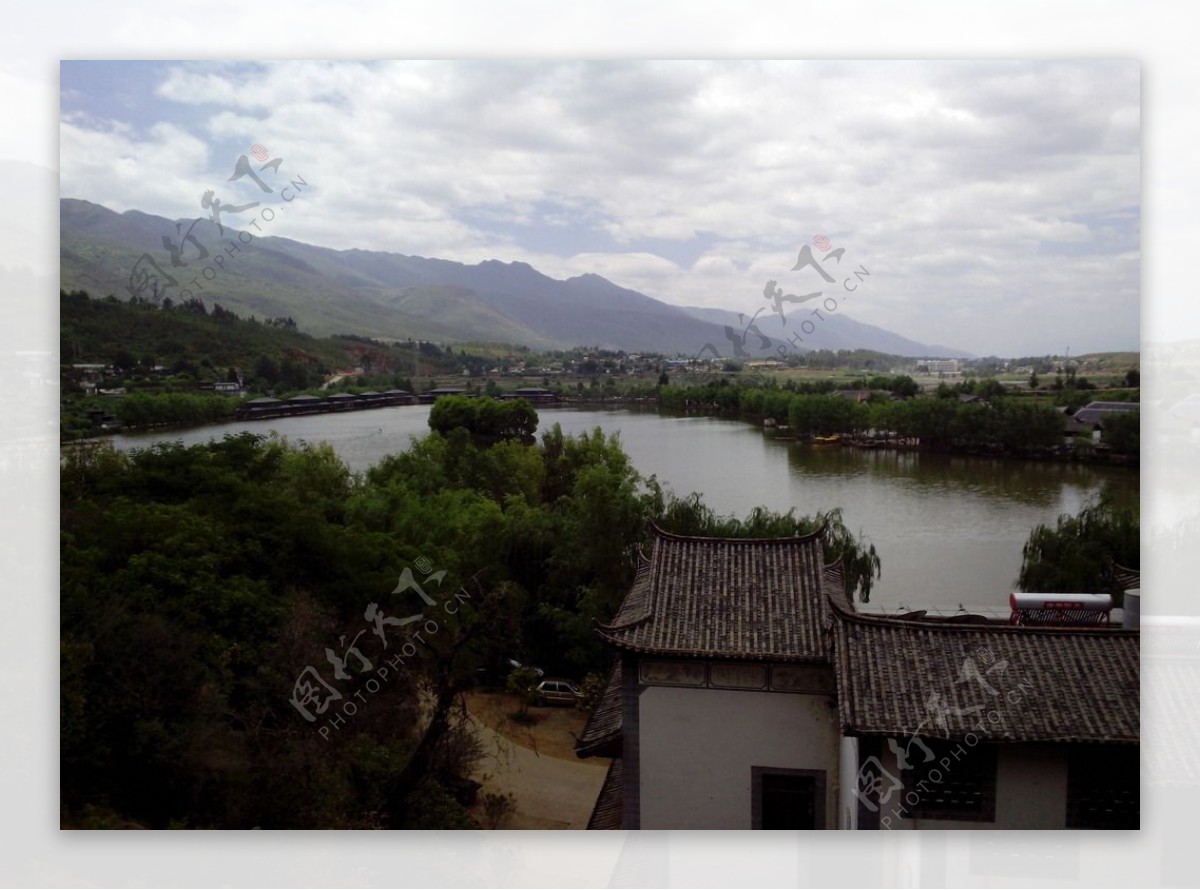 丽江观音峡湖水图片
