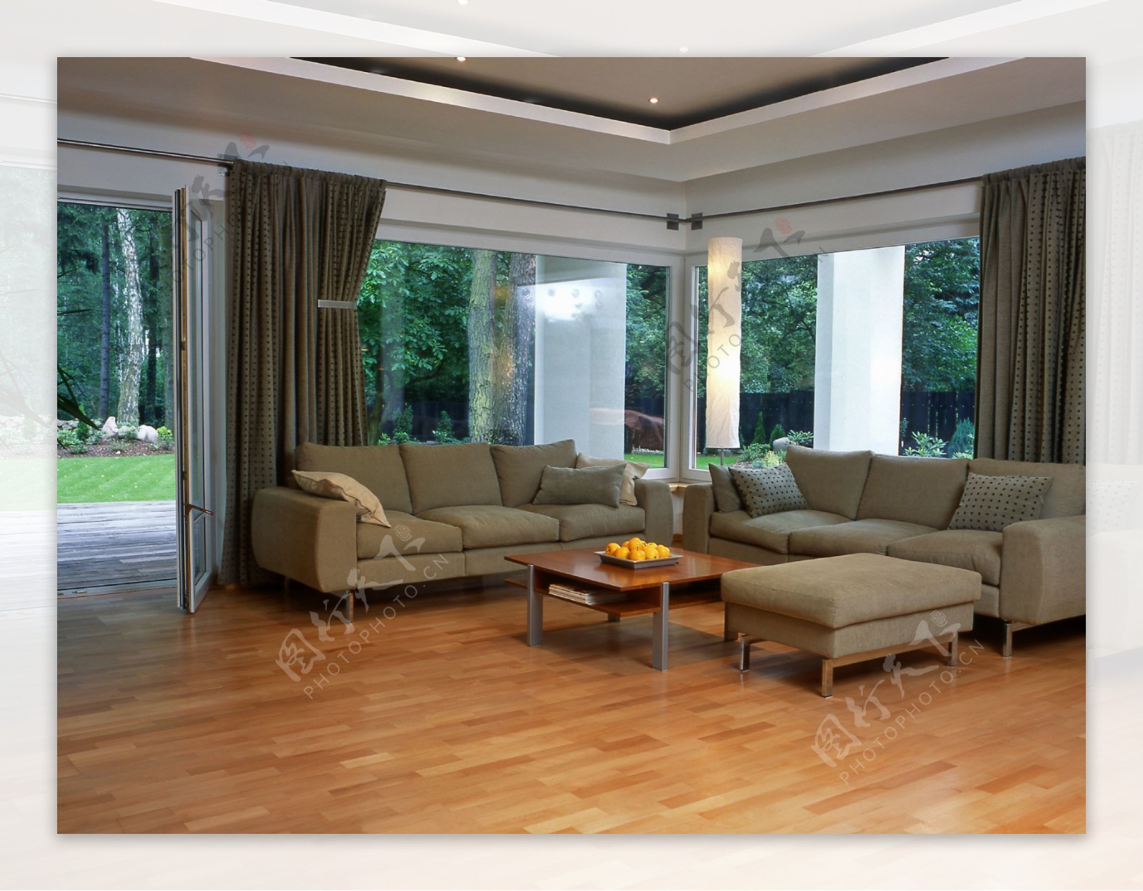 高品质木地板宽敞的客厅图片