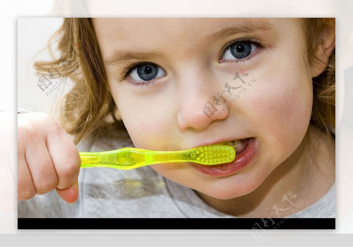 刷牙的小女孩牙刷牙膏图片
