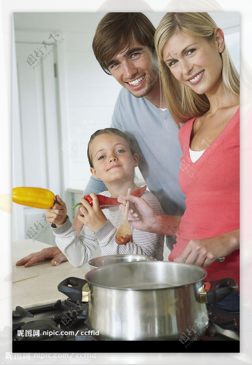 一家人煮食图片