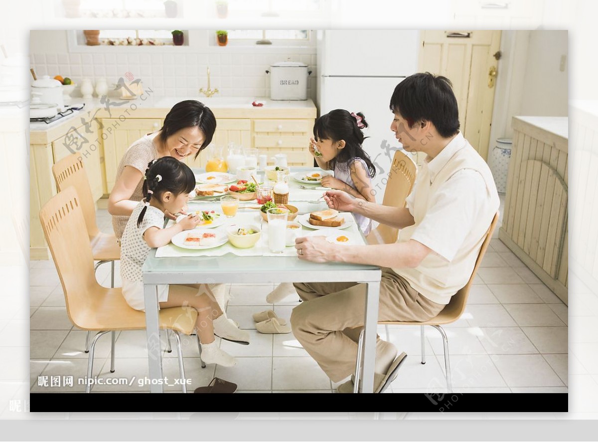 美女小孩爸爸四个人一起享受家庭的早餐图片