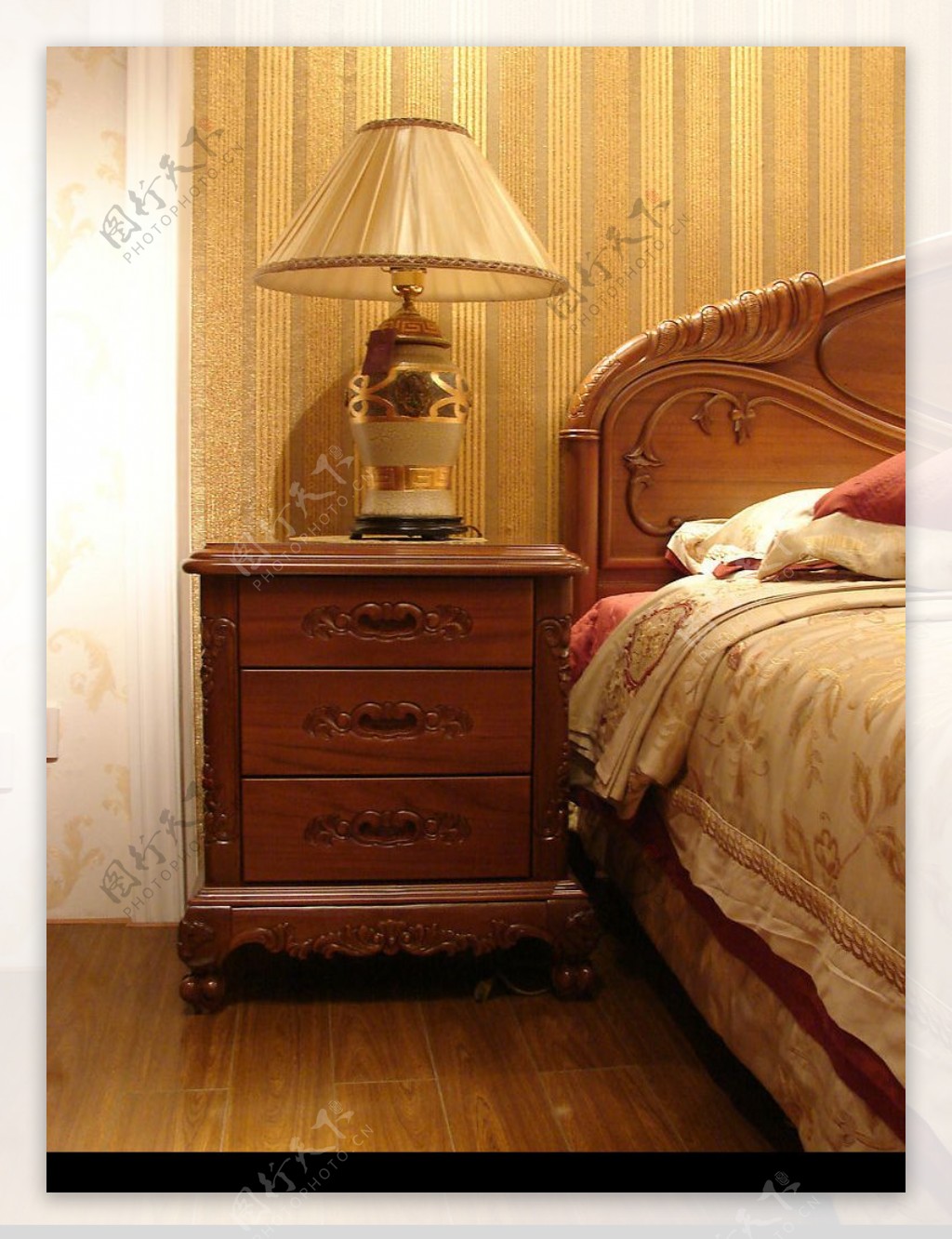 经典欧式家具卧室一角图片