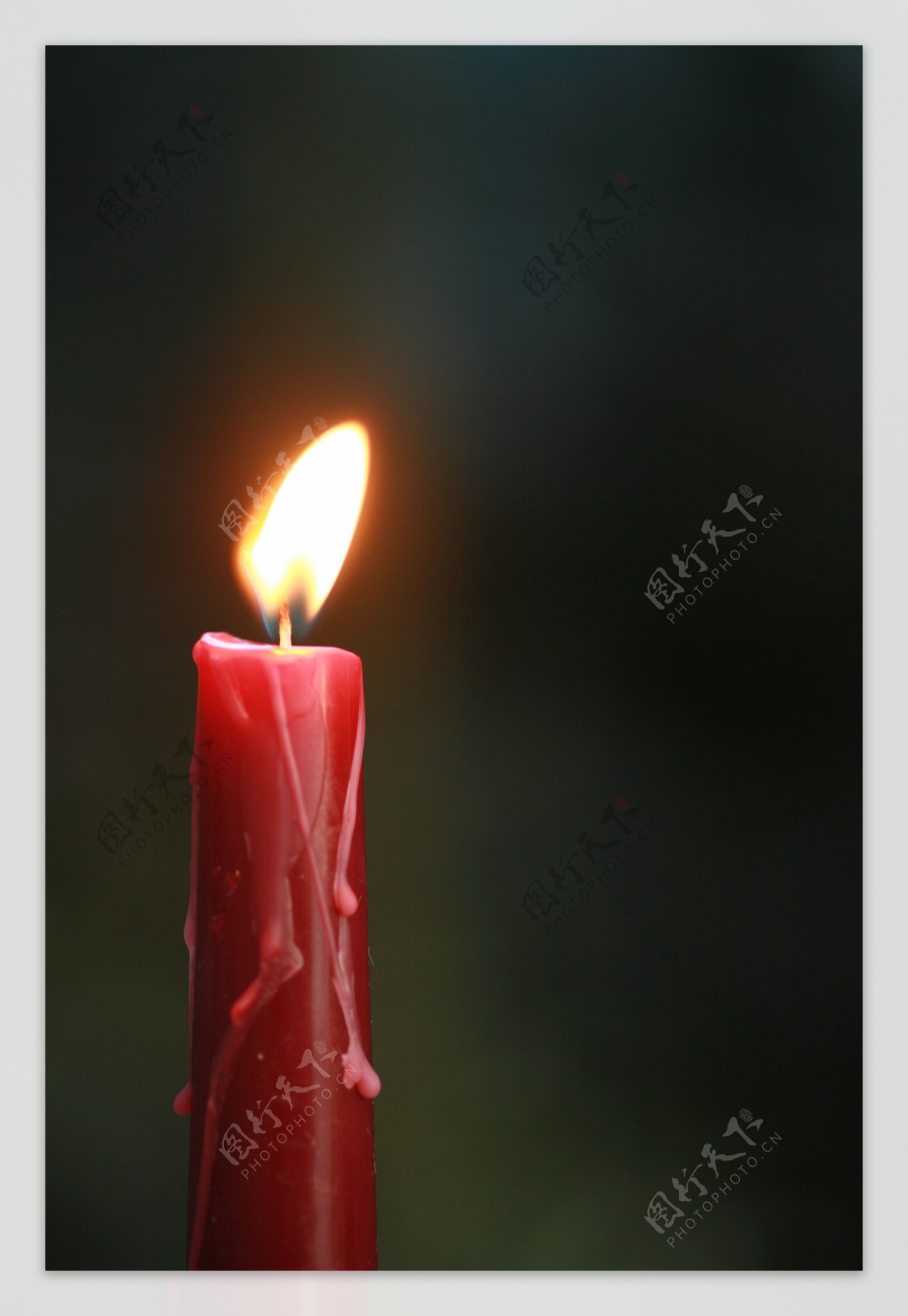 风中的红蜡烛图片