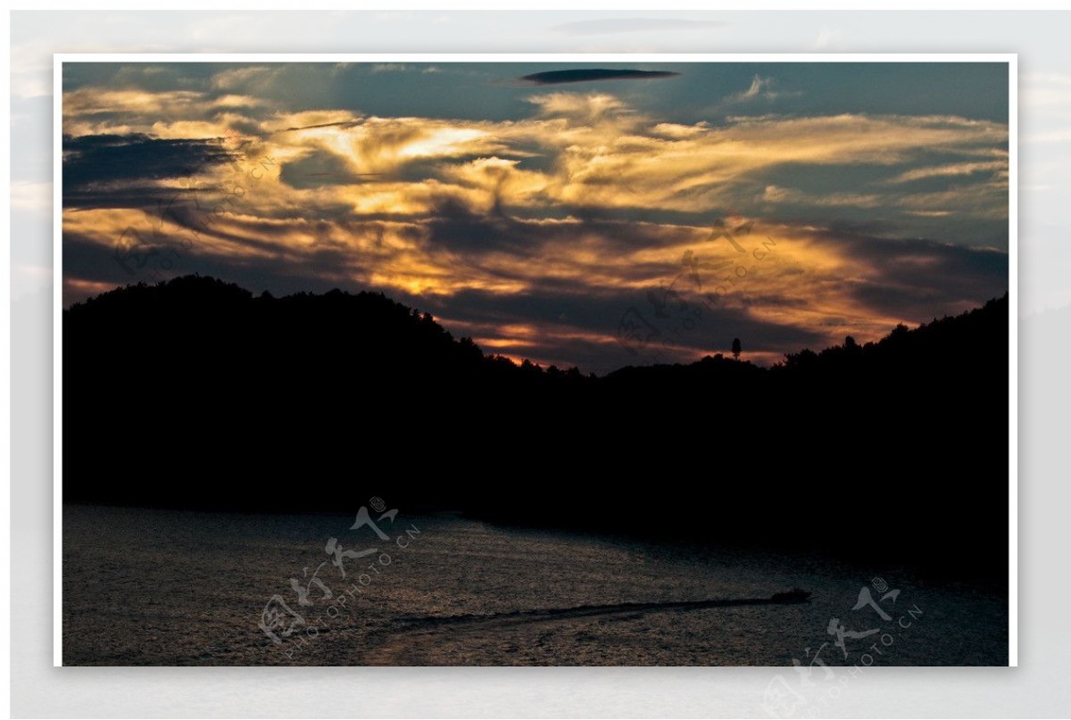 青山湖的黄昏图片