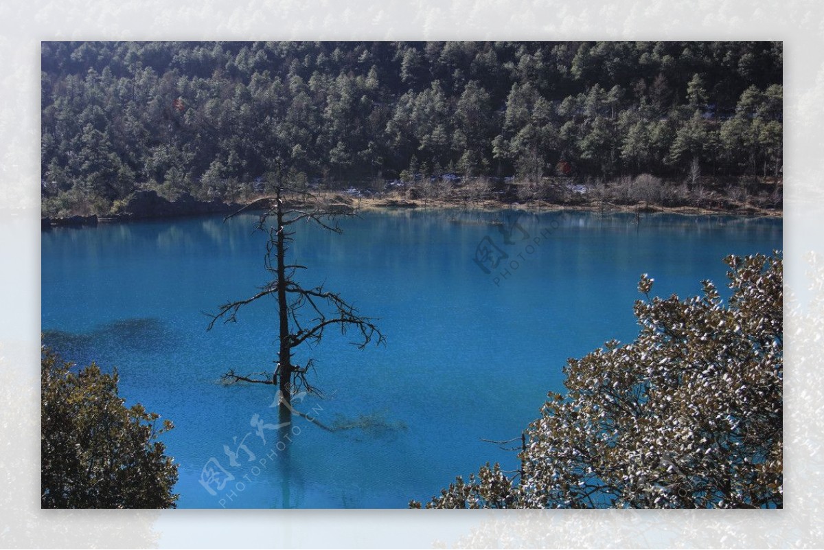 玉龙雪山蓝月湖图片
