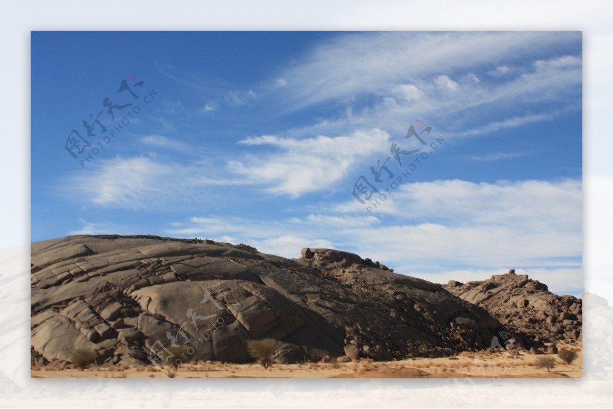 撒哈拉沙漠的石丘图片