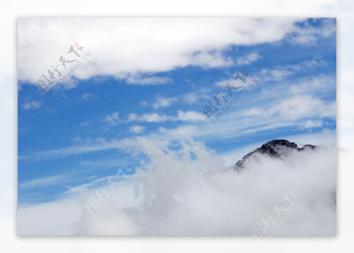 蓝天白云雪山山脉图片