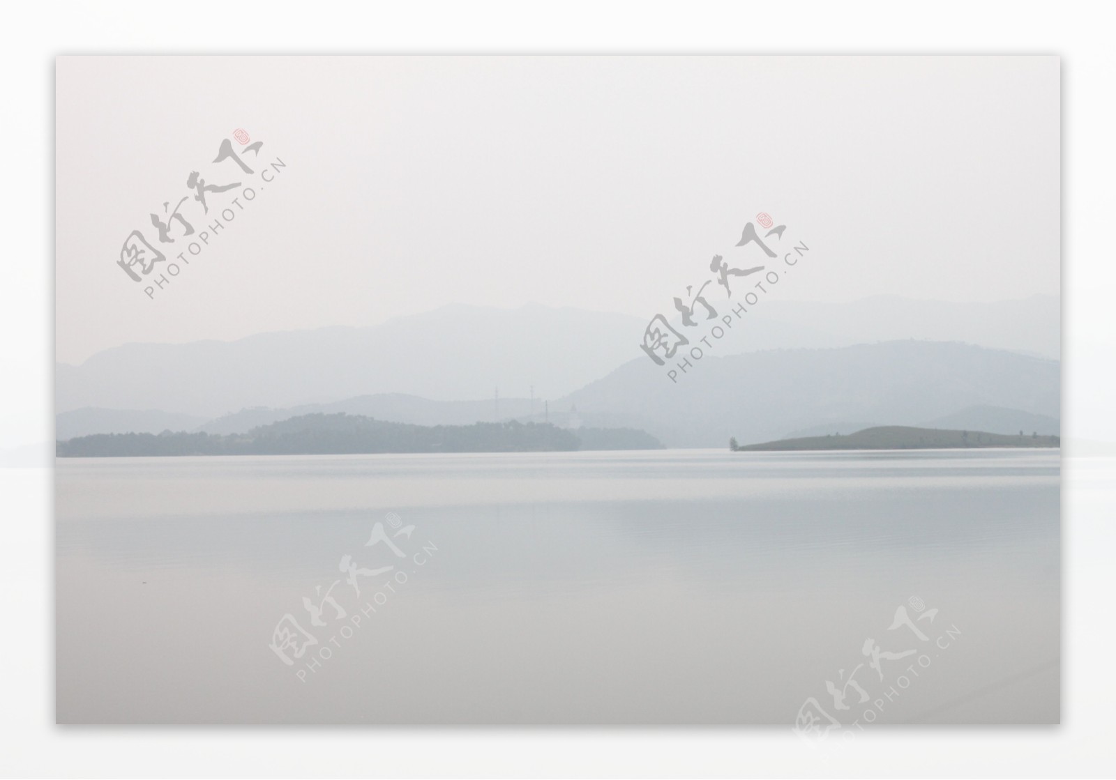 雾霾下的湖面图片