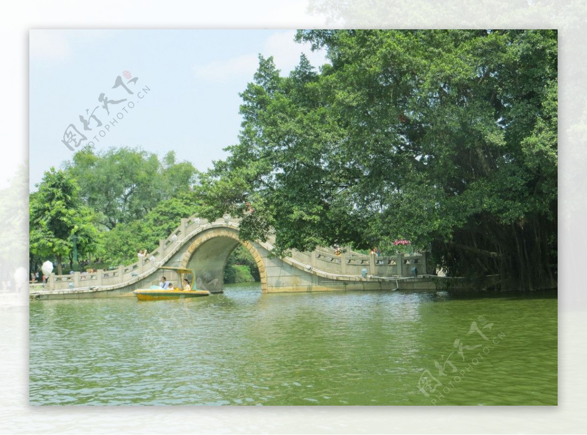 花园公园湖边小桥图片