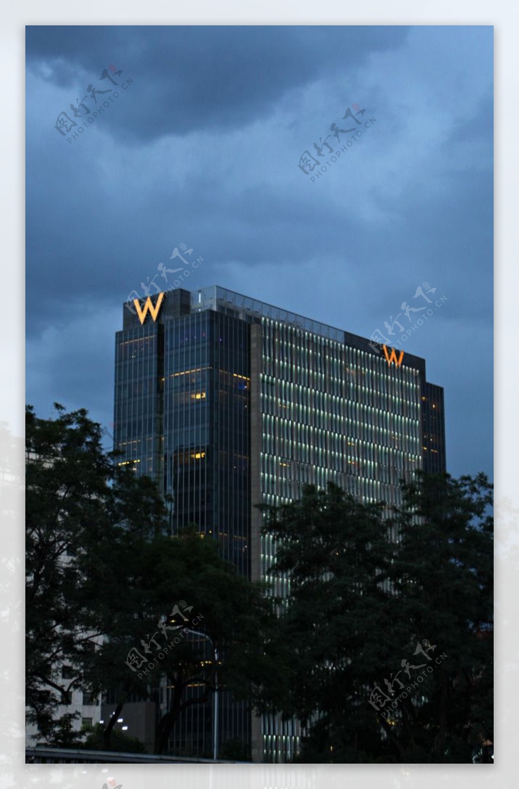 乌云密布下的JW酒店图片