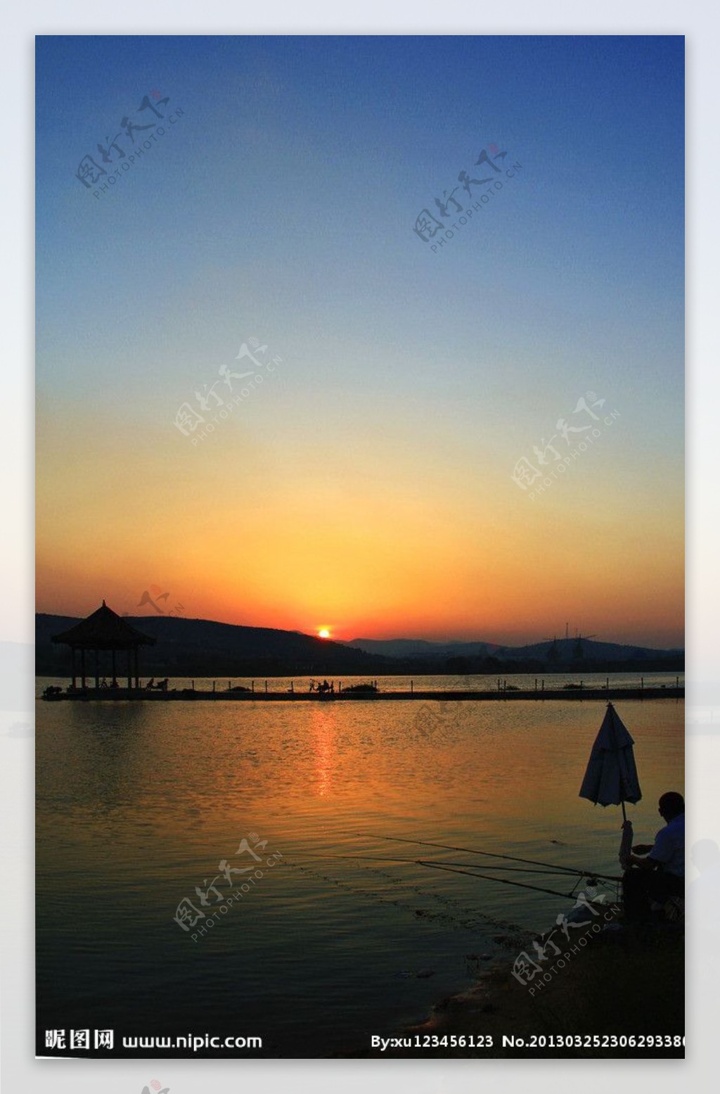 夕阳龙湖图片