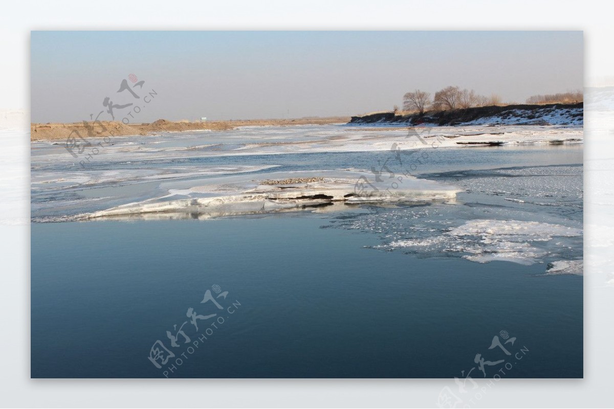 冬天的雅鲁河图片