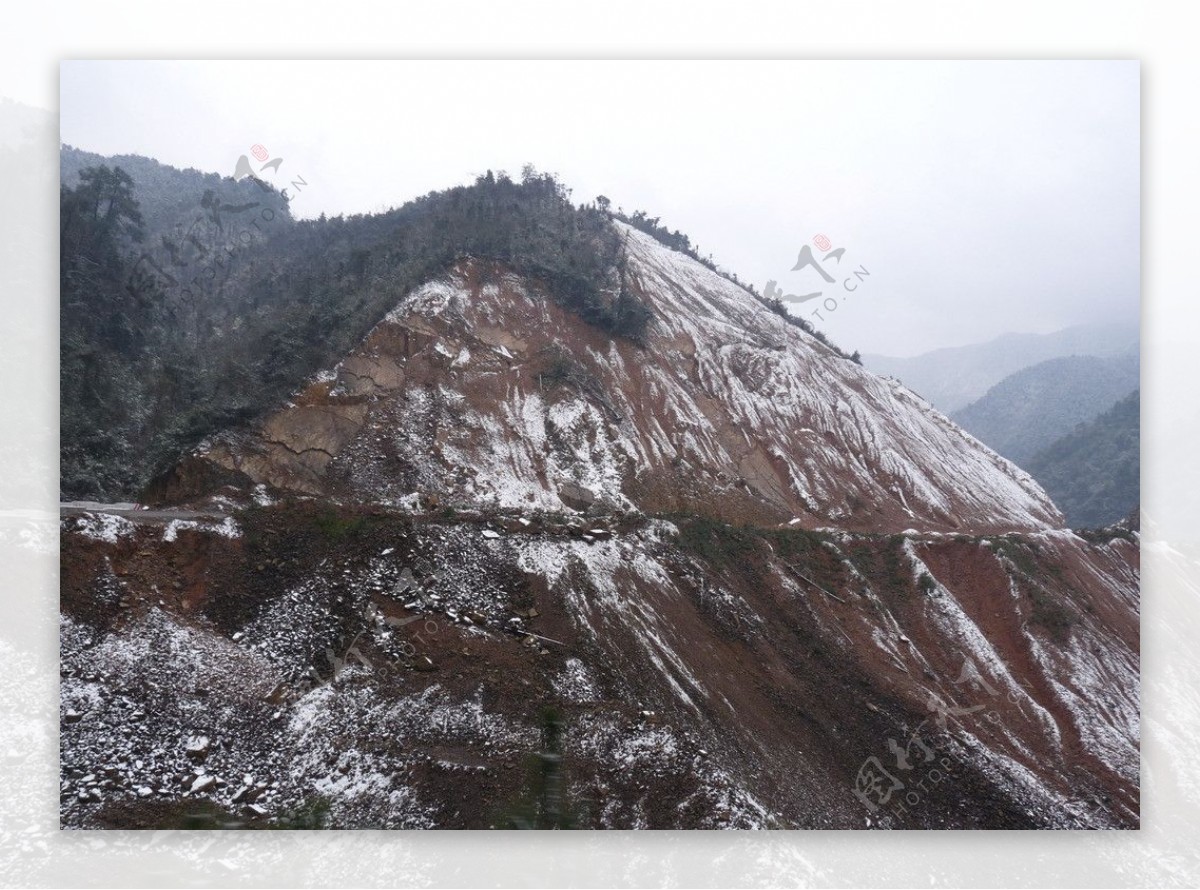 公路边的雪山图片