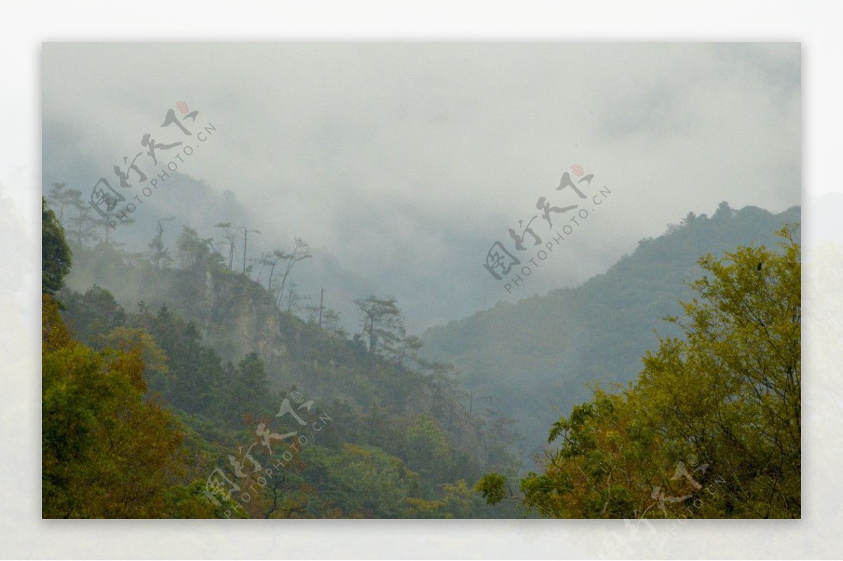 雾大的隐山图片