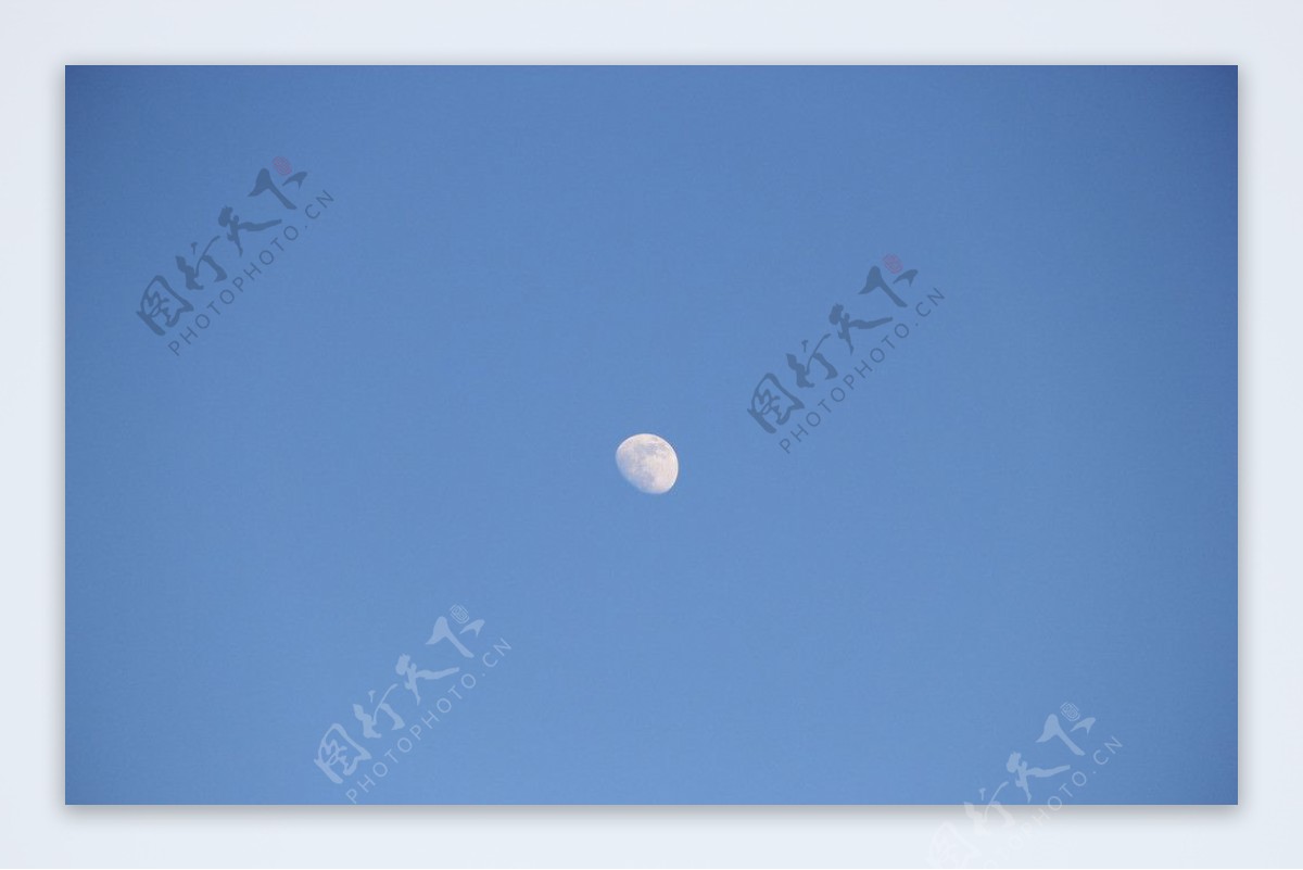 蓝天月亮图片