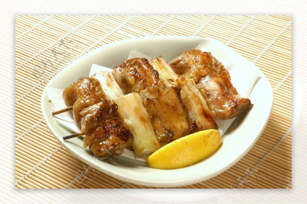 日式日本料理烧鸡肉串图片