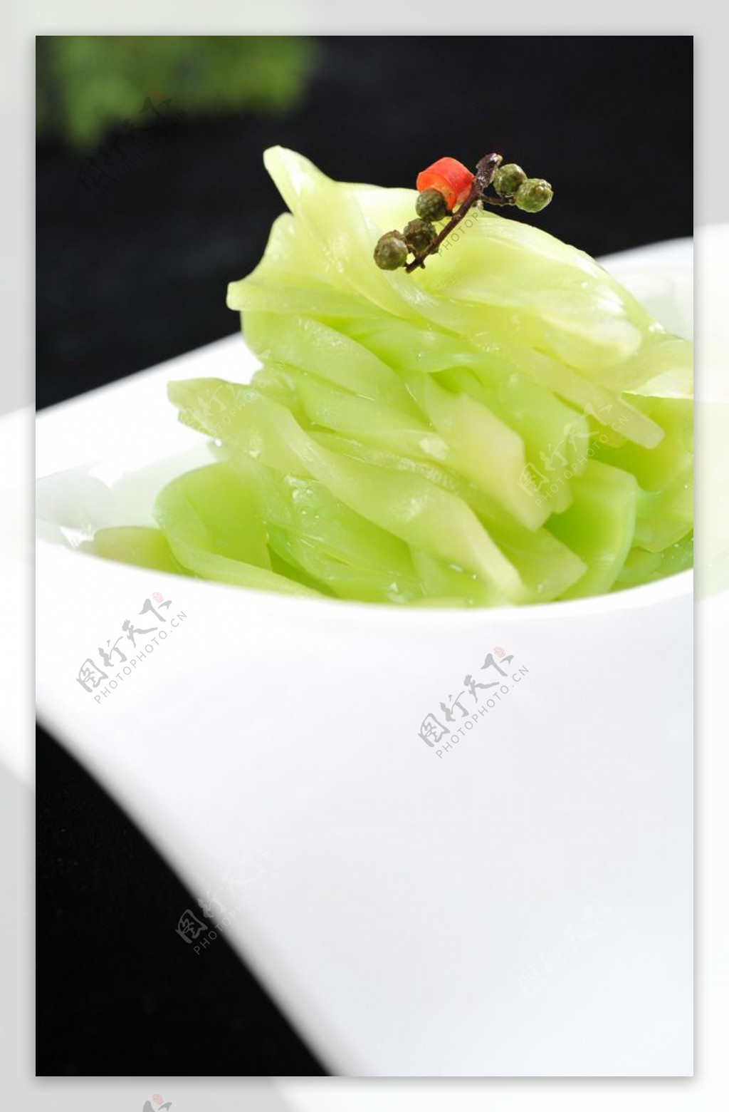 两根新鲜蔬菜莴苣摄影图配图高清摄影大图-千库网