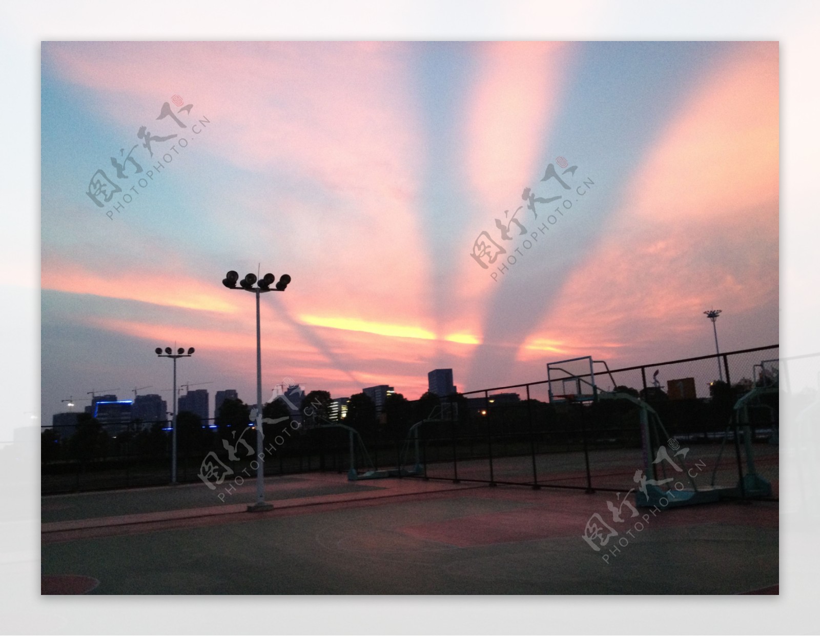夕阳下的室外篮球场图片