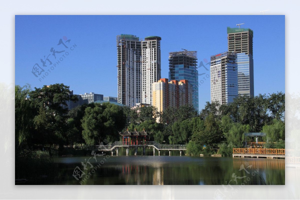 湖边城市建筑风光美景图片