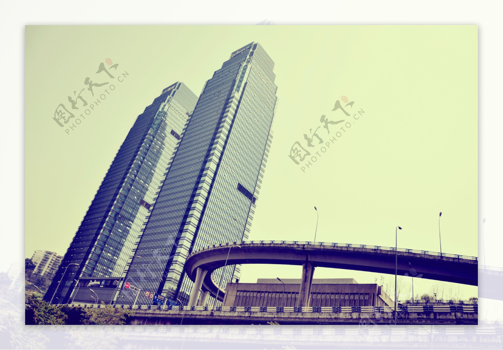 大厦与高架桥图片