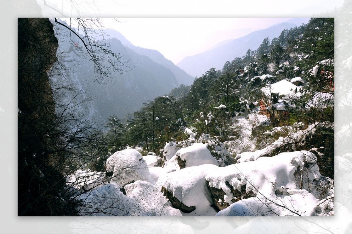 西岭雪山大山门远眺图片