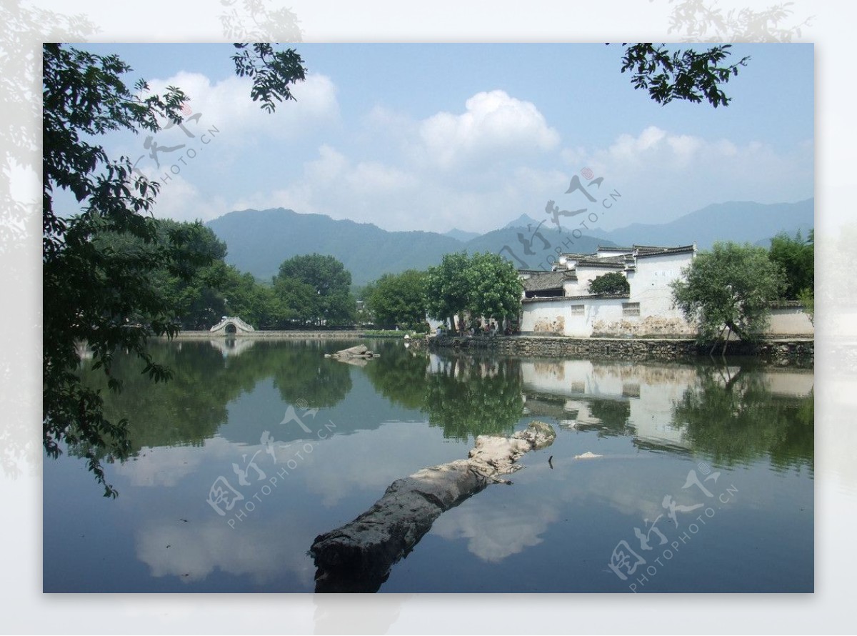 湖边村庄建筑美丽风景图片