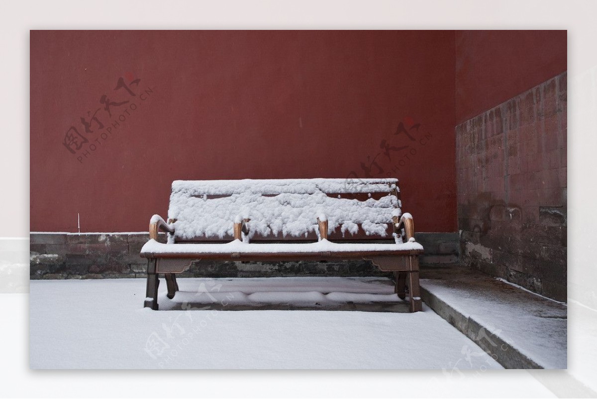 雪中座椅图片