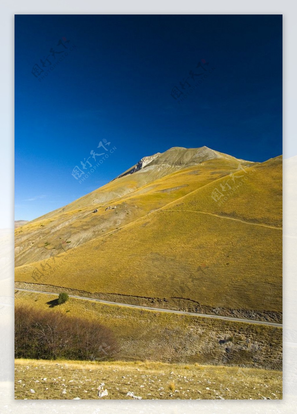 山峰荒山图片