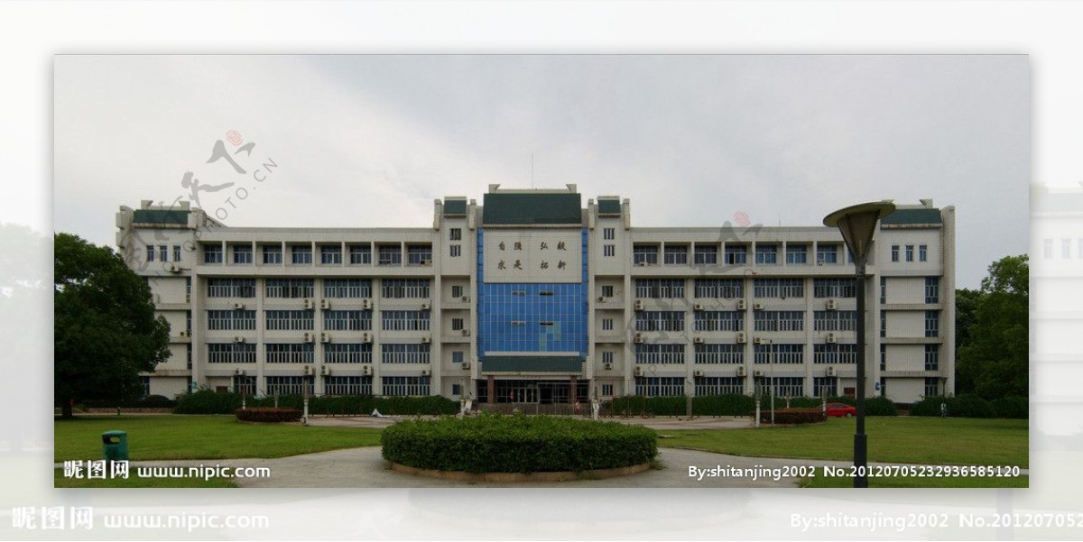 武汉大学珞珈校区第五教学楼正景图片