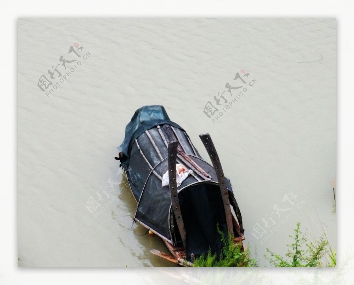 孤寂渔舟图片