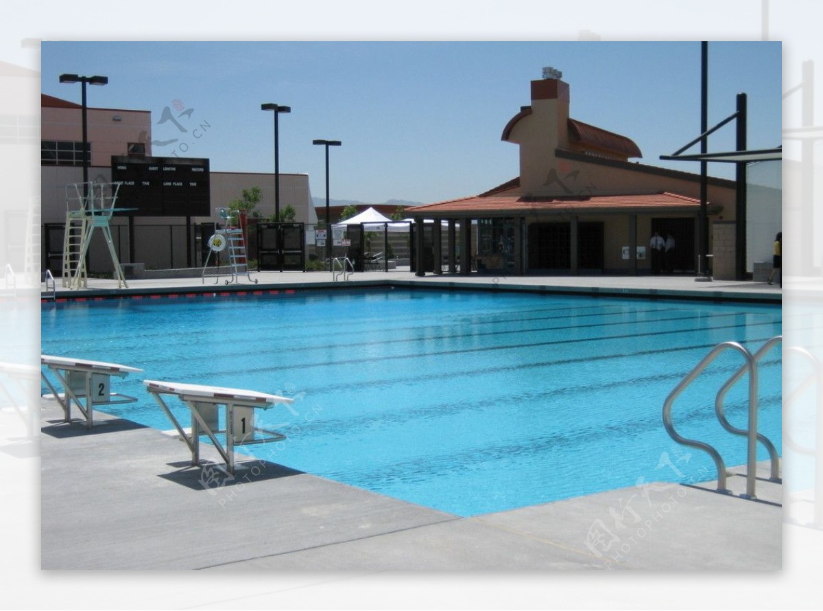 豪华别墅酒店里的游泳池图片
