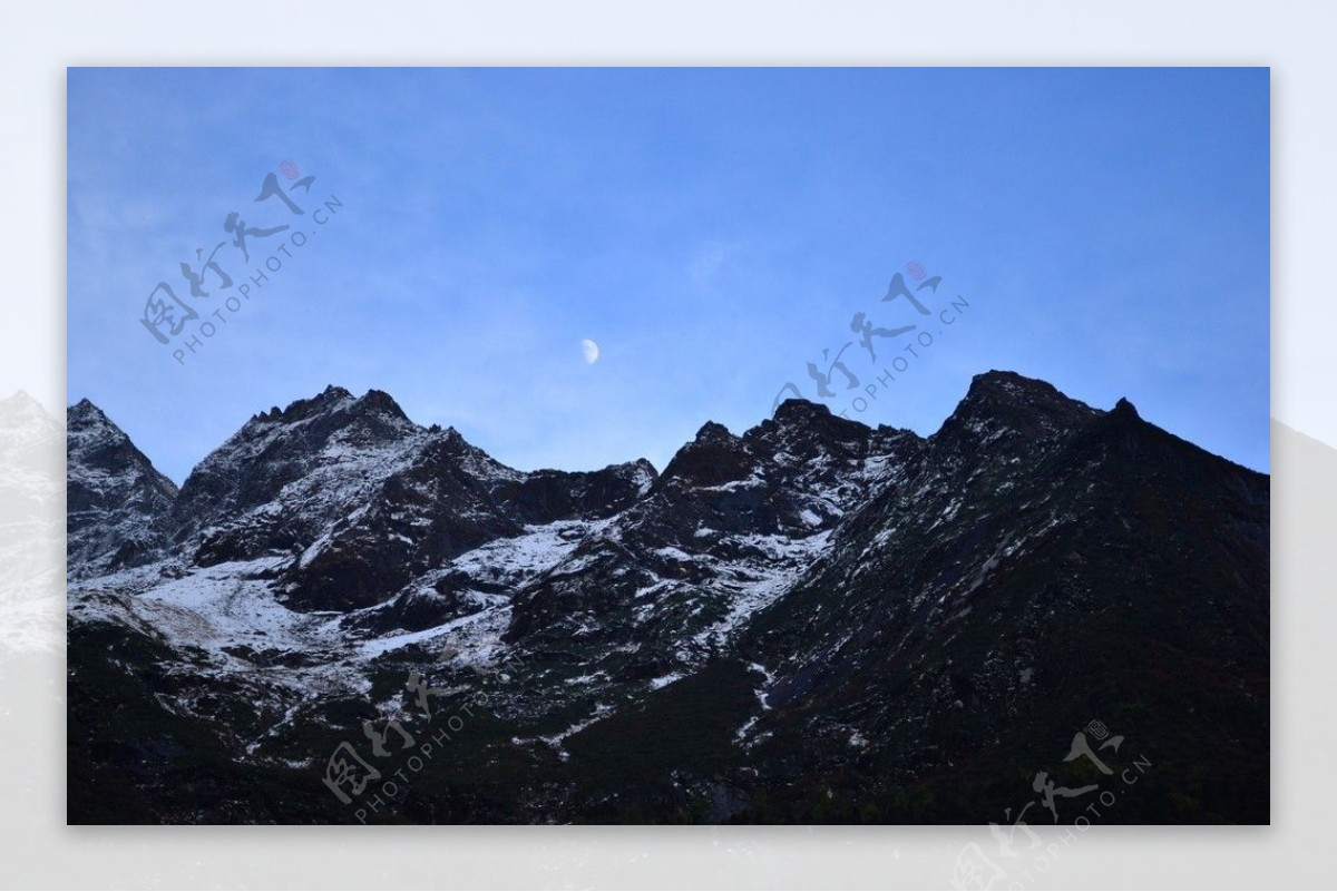 山顶月亮雪山月光雪山夜景图片
