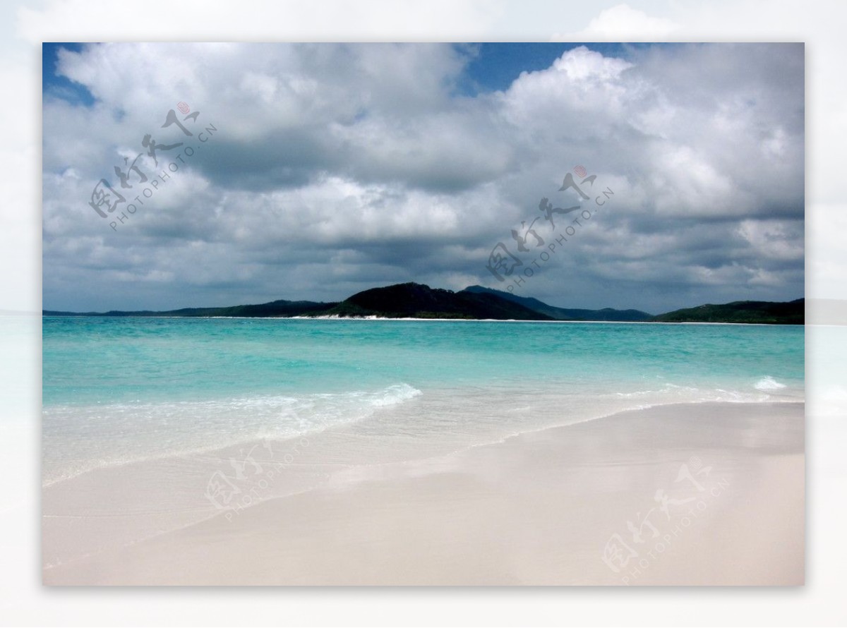 蓝色海边沙滩小岛图片