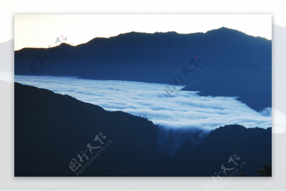 雪山南湖大山云海图片