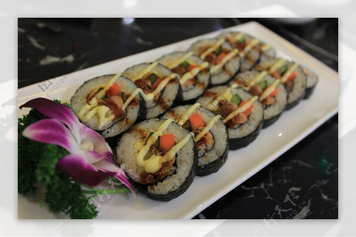 盘子上寿司一盘寿司紫菜卷食物美食日式料理图片下载 - 觅知网