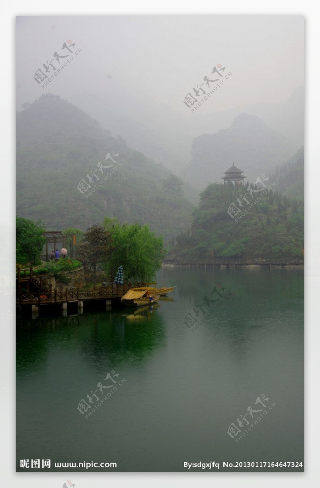 雨中潭溪山图片