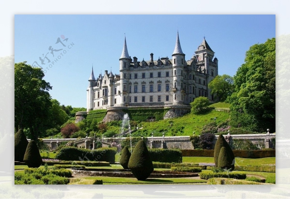 欧式城堡草坪树木图片