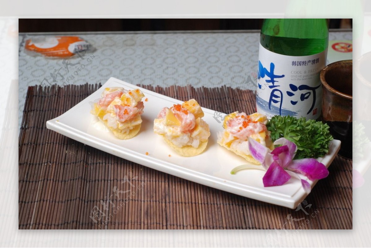 三文鱼芒果沙律寿司图片